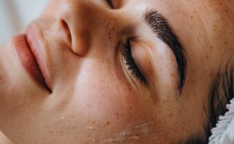 An Esthetician’s Guide To Treating Dry, Damaged Eyelashes At Home