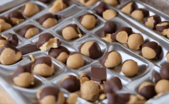 This 4-Ingredient Peanut Butter Chocolate Ball Recipe Is Dangerously Good