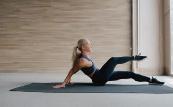 The Surprisingly Challenging Side Plank Variation Your Core Will Love