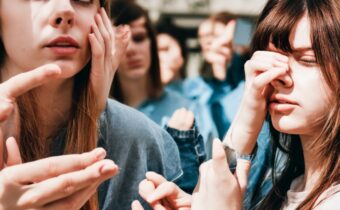 How Introverts and Extroverts Handle Stress